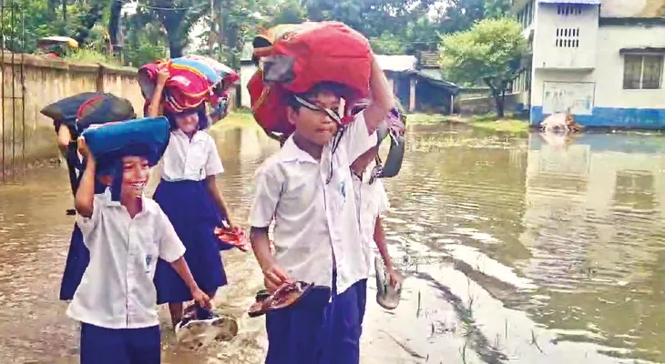 স্কুলের সামনে হাঁটুসমান জল, ভরা বর্ষায় নাজেহাল পড়ুয়ারা