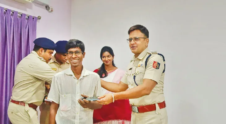 হারানো মোবাইল ফেরাল পুলিস
