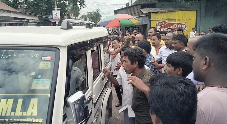 পুজো দিতে গিয়ে বাসিন্দাদের বিক্ষোভের মুখে পড়লেন শীতলকুচির বিজেপি বিধায়ক বরেনচন্দ্র বর্মন