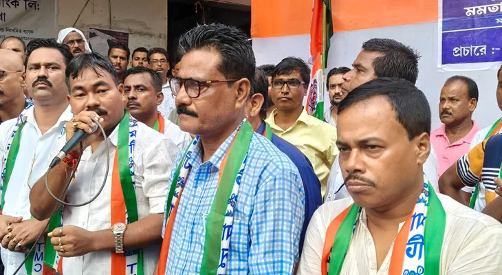 বৃষ্টি উপেক্ষা করে ২১ জুলাই ধর্মতলা চলো কর্মসূচি নিয়ে পথসভা আইএনটিটিইউসির, ময়নাগুড়ি সুপার মার্কেটে চলছে এই পথ সভা