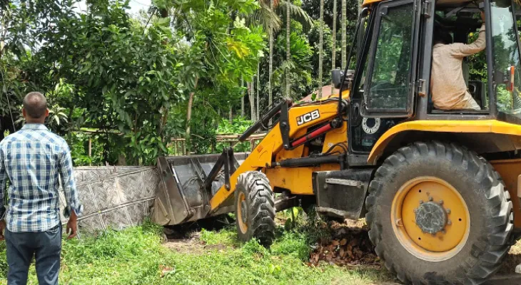 খড়িবাড়িতে ডিআই ফান্ডের জমি পুনরুদ্ধার নিজের জমিতে যাওয়ার রাস্তা পেলেন মামলাকারী