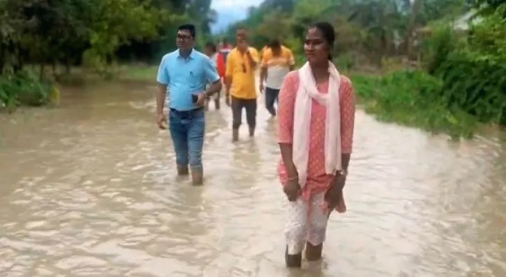 তিস্তার জলে বন্দি ৪৫টি পরিবার, ত্রাণ নিয়ে হাজির এসডিও-বিডিও
