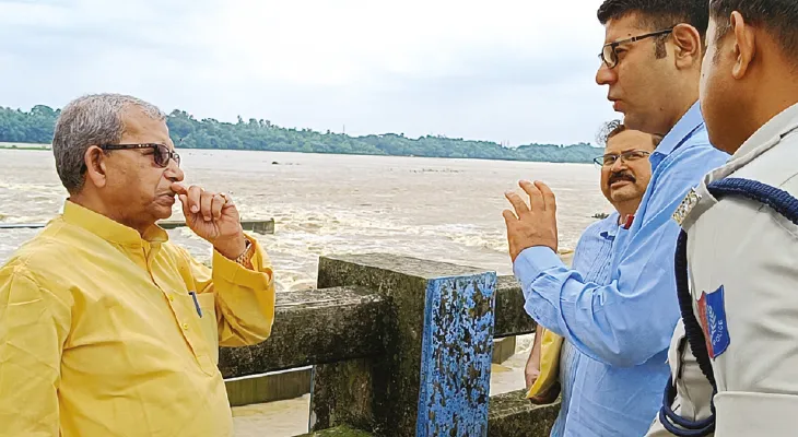 পশ্চিম মেদিনীপুরে বৃষ্টিতে হাজারের বেশি রাস্তা বেহাল, একসঙ্গে সংস্কার অসম্ভব: জেলাশাসক