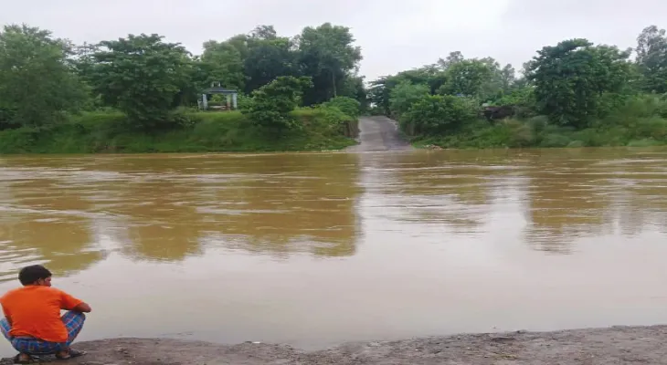 ভারী বৃষ্টির জের, তিলপাড়া ব্যারেজ থেকে ময়ূরাক্ষীতে ছাড়া হচ্ছে জল