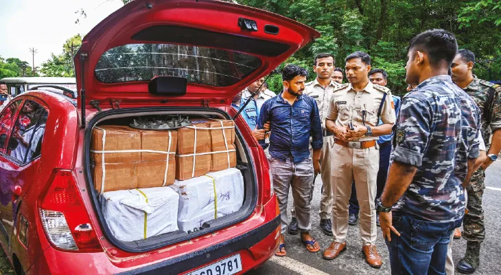 ‘ডাক্তারের গাড়িতে’ কাফ সিরাপ পাচার, ফিল্মি কায়দায় ধাওয়া করে ধরল পুলিস
