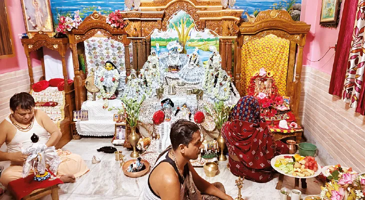 গুরুপূর্ণিমায় নবদ্বীপের মঠ-মন্দিরে ভিড় জমিয়েছেন দেশবিদেশের ভক্তরা