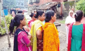 কোয়ার্টার খালি করাতে বিদ্যুৎ ও জলের সংযোগ কাটল রেল