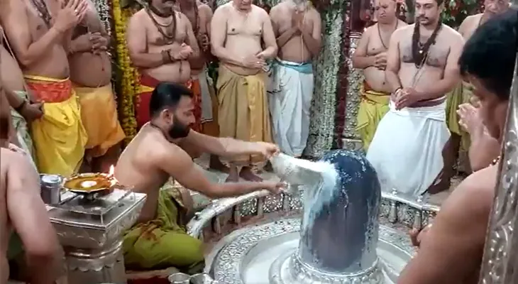 শ্রাবণী তিথিতে মধ্যপ্রদেশের উজ্জয়িনীতে মহাকালেশ্বর মন্দিরে রুদ্রাভিষেক