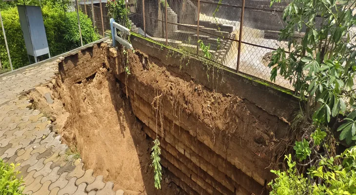 তিলপাড়ার ব্যারেজ লাগোয়া অংশে ধস