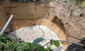 রানিগঞ্জে রেললাইন থেকে মাত্র ২০০ মিটার দূরে বিশাল এলাকা জুড়ে ধস! চাঞ্চল্য