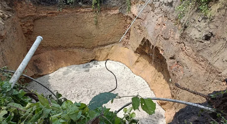 রানিগঞ্জে রেললাইন থেকে মাত্র ২০০ মিটার দূরে বিশাল এলাকা জুড়ে ধস! চাঞ্চল্য