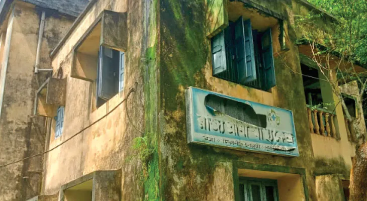 খেজুরিতে জরাজীর্ণ প্রাণী স্বাস্থ্যকেন্দ্র সামলাচ্ছেন মাত্র একজন এলডিএ
