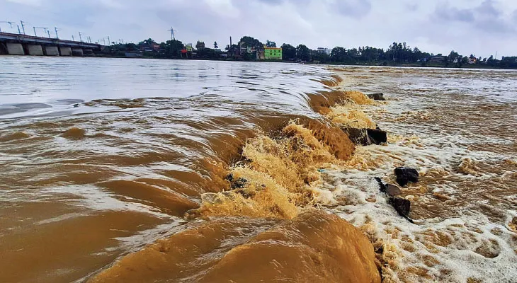 তিলপাড়া ব্যারাজ থেকে জল ছেড়ে দিতেই বিপত্তি