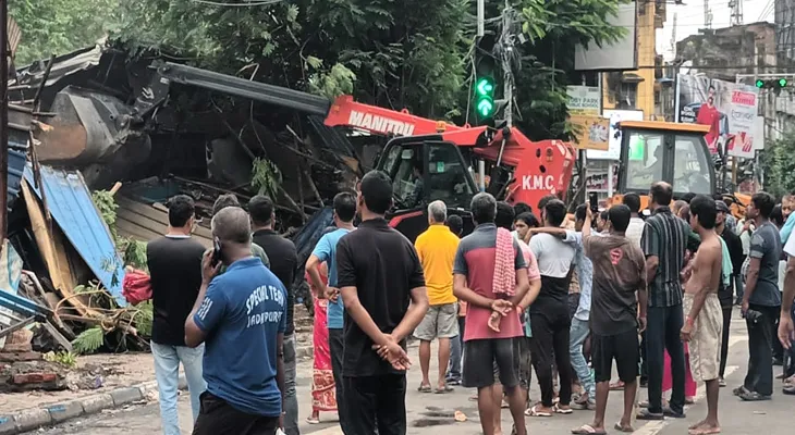 লেক গার্ডেন্সের লর্ডস মোড়ে ভাঙা হল অবৈধ দোকান