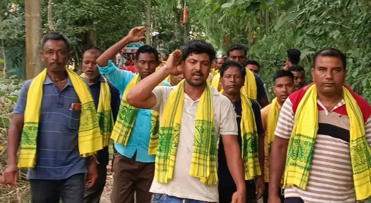জলপাইগুড়িতে বিজেপির জেলা সভাপতির বাড়িতে বিক্ষোভ দেখালেন রাজবংশী সম্প্রদায়ের মানুষেরা