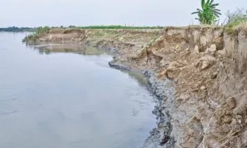 তিন রাজ্যকে নিয়ে সমন্বয় বৈঠক করতে ফ্লাড কন্ট্রোল কমিশনকে নির্দেশ কেন্দ্রের, মমতার লাগাতার চাপে গঙ্গা ভাঙন রোধে তৎপরতা