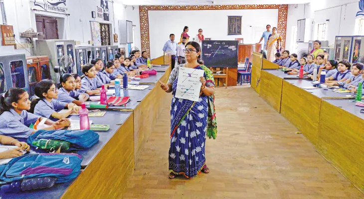 ‘নো মোর ব্যাক বেঞ্চার’ সিস্টেমে শিক্ষিকাকে ঘিরে ক্লাস মালদহে