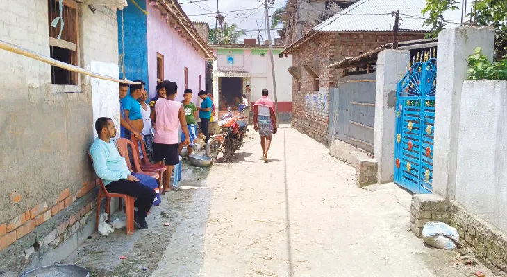 পরকীয়ায় জড়িত স্ত্রীকে ফেরাতে শ্বশুরবাড়ির সামনে ধর্নায় জামাই