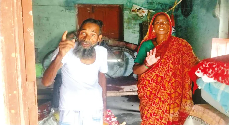 ৫ বছর ধরে অঙ্গনওয়াড়ি কেন্দ্রে ঠাঁই আউশগ্রামের বৃদ্ধ দম্পতির, ঘূর্ণিঝড়ে ভেঙেছে ঘর, মেলেনি সরকারি বাড়ি