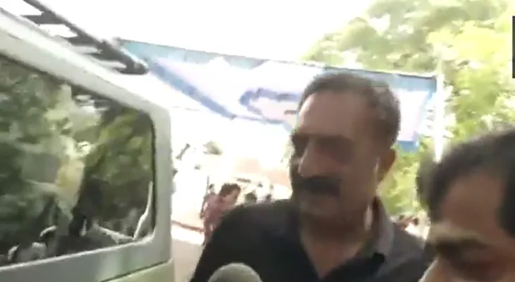প্রয়াত বর্ষীয়ান অভিনেতা কোটা শ্রীনিবাস রাওকে শেষ শ্রদ্ধা জানাতে হাজির অভিনেতা প্রকাশ রাজ