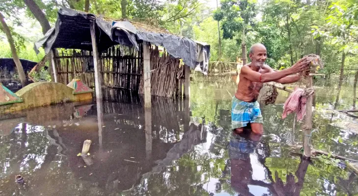 টানা বৃষ্টির পাশাপাশি ডিভিসি জল ছাড়ায় ভাসছে খানাকুল, দুর্ভোগ