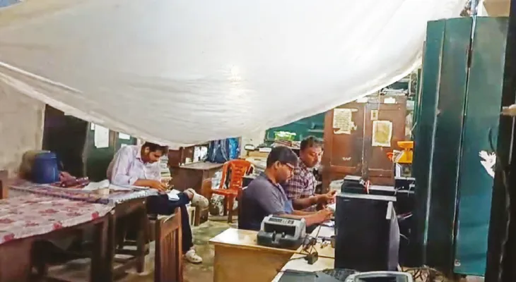কাজের সঙ্গেই চলছে জমা জল সাফ, বেহাল দশা ভেবিয়া পোস্ট অফিসের