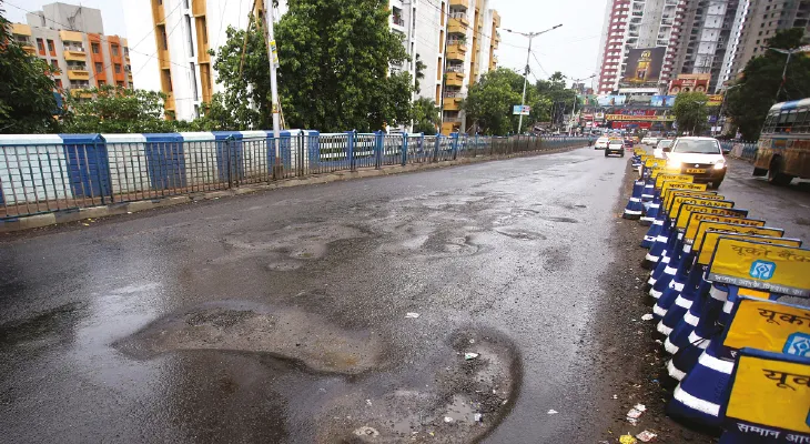 বর্ষার শুরুতে বেহাল উল্টোডাঙার ওল্ড দুর্গাপুর সেতুর রাস্তা, ক্ষুব্ধ গাড়িচালকরা