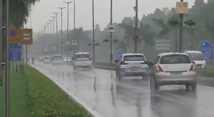 সাতসকালে বৃষ্টিতে ভাসল রাজধানী নয়াদিল্লি