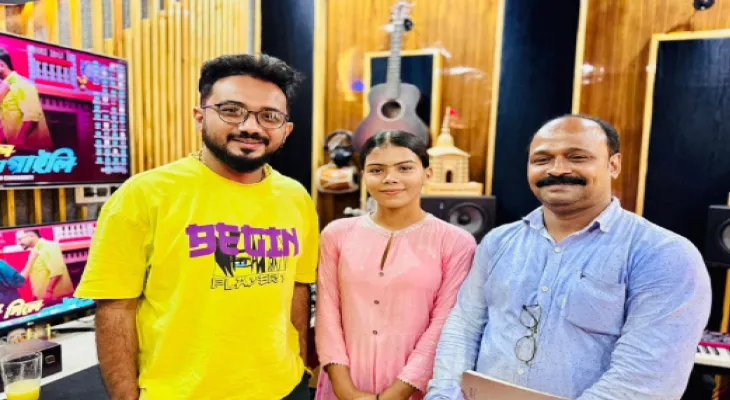 ট্রেনে গান গেয়ে মন কেড়েছেন, জ্যোতি মজুমদার এখন ভাইরাল