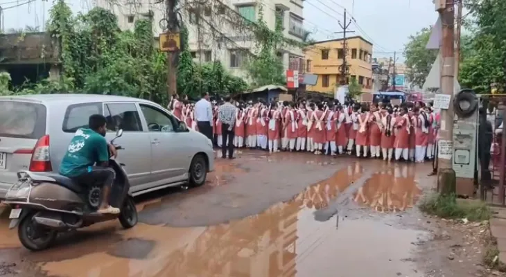 মহেশতলায় স্কুলের সামনে রাস্তা যেন জলাশয়, পথ অবরোধ ক্ষুব্ধ ছাত্রীদের