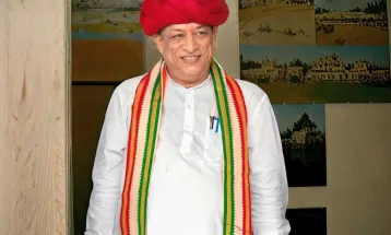 রাস্তার বেহাল দশা নিয়ে মন্ত্রীকে প্রশ্ন: জল, বিদ্যুৎসংযোগ কেটে সবক শেখানোর চেষ্টা!