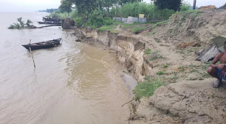 চাঁদা তুলেই গঙ্গার পাড়ে কাজের হুঙ্কার গ্রামবাসীর