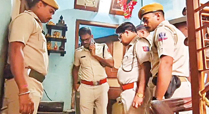 শেয়ারে লগ্নি করে বিপুল পরিমাণ ক্ষতি, মা সহ তিন পোষ্যকে অ্যাসিড খাইয়ে হত্যা!
