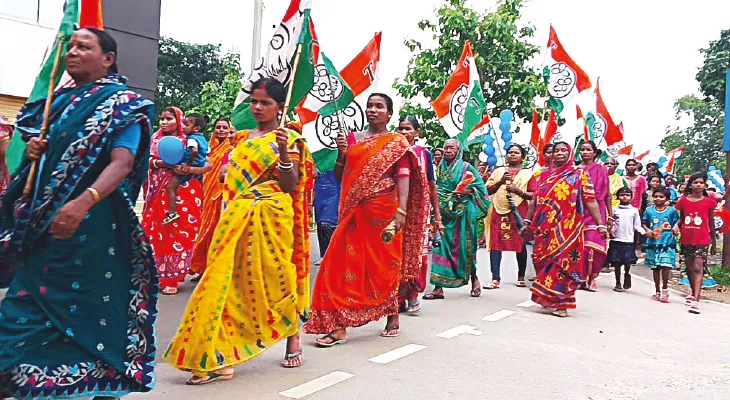ঝাড়গ্রামের রাধানগরে ২১ জুলাইয়ের প্রচারের সামনের সারিতে মহিলারা