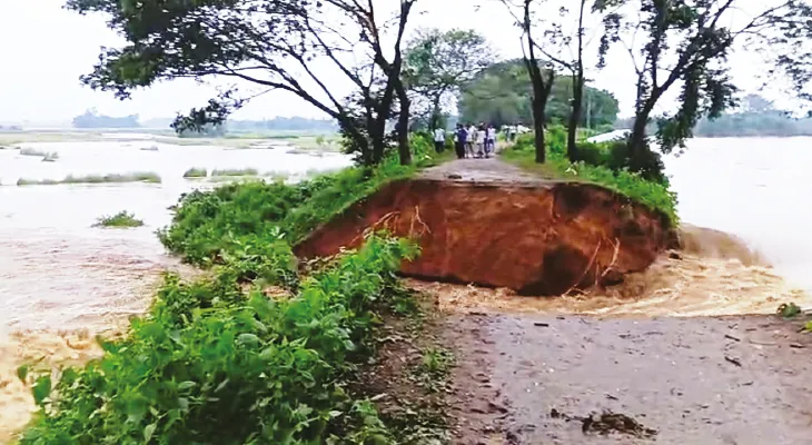 দ্বারকা নদীর জলস্তর বাড়ায় ডুবে গেল মহম্মদবাজারে দু’টি কজওয়ে