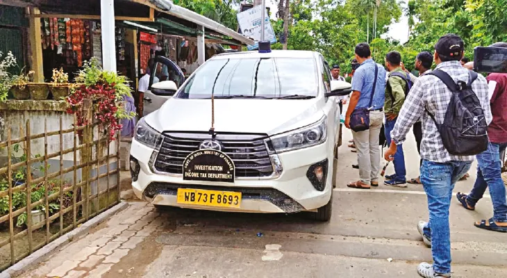 তৃণমূল শিক্ষক নেতার বাড়িতে আয়কর হানা, ১৯ ঘণ্টা তল্লাশি, মেল-মোবাইল হ্যাক করে লেনদেন, দাবি জয়দেবের