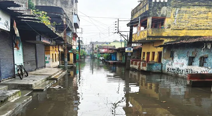 বৃষ্টির জল জমে রাস্তা ও  নর্দমা সমান ভাটপাড়ায়