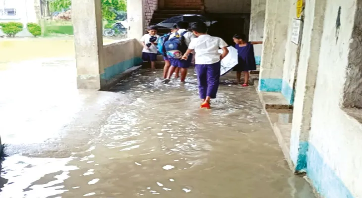 বর্ষার জল ঢুকল বনগাঁর কালমেঘা  স্কুলে, ক্লাস করতে সমস্যায় পড়ুয়ারা