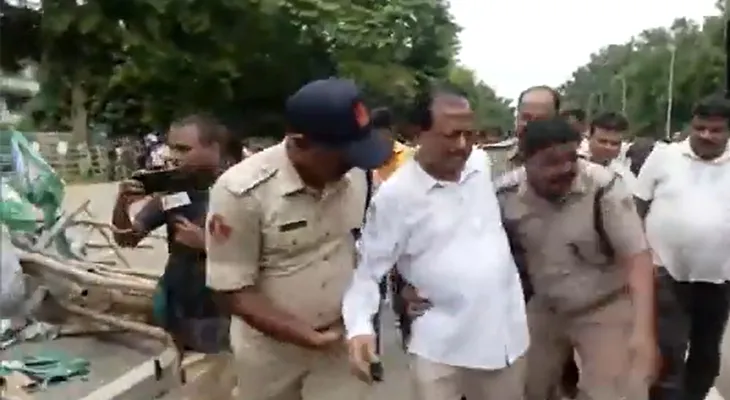 বালেশ্বরে ছাত্রীর মৃত্যুর ঘটনা: ভুবনেশ্বরে বিক্ষোভ চলাকালীন পুলিসের হাতে আটক দলীয় কর্মী সহ বিজেডির সহ সভাপতি দেবী প্রসাদ মিশ্র