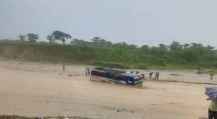 হড়পা বানের জেরে আটকে পড়ল যাত্রীবাহী বাস!