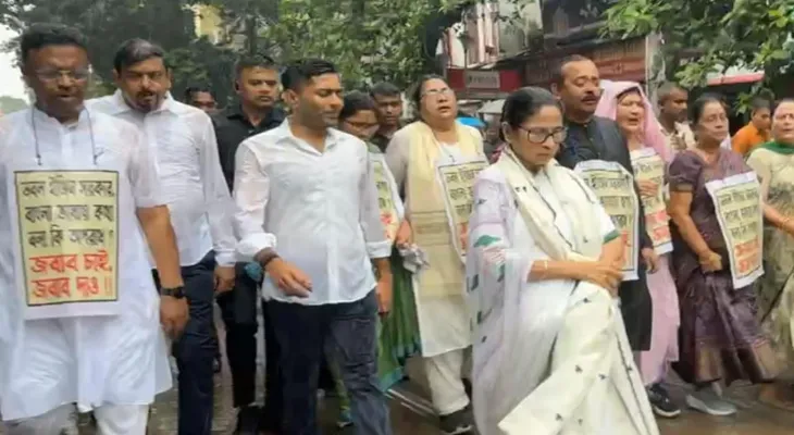বৃষ্টি উপেক্ষা করে কলেজ স্কোয়ার থেকে শুরু হল তৃণমূল কংগ্রেসের মিছিল, উপস্থিত রয়েছেন মমতা ও অভিষেক বন্দ্যোপাধ্যায়
