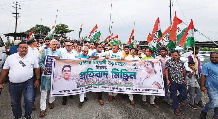 বাঙালি বিদ্বেষী ইস্যুতে গর্জে উঠল উত্তরবঙ্গ, তরাই, ডুয়ার্স, অসম সীমান্তে মিছিল করল তৃণমূল