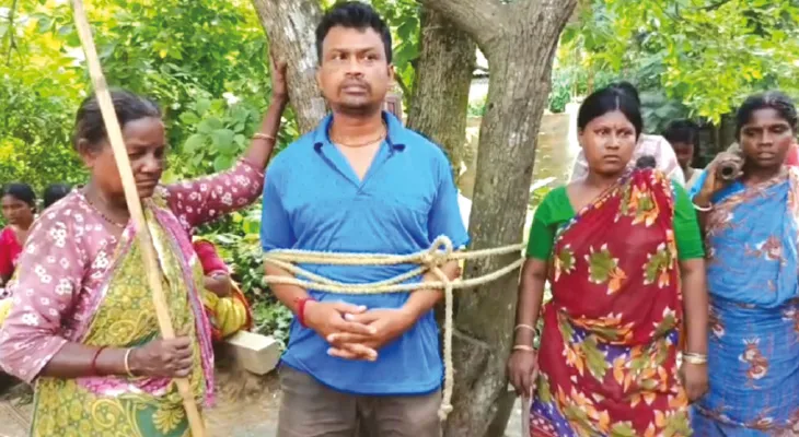 বেহাল রাস্তা, হাসপাতালে যেতে দেরি, শিশুকন্যার মৃত্যু, পদ্মের সদস্যকে বেঁধে বিক্ষোভ
