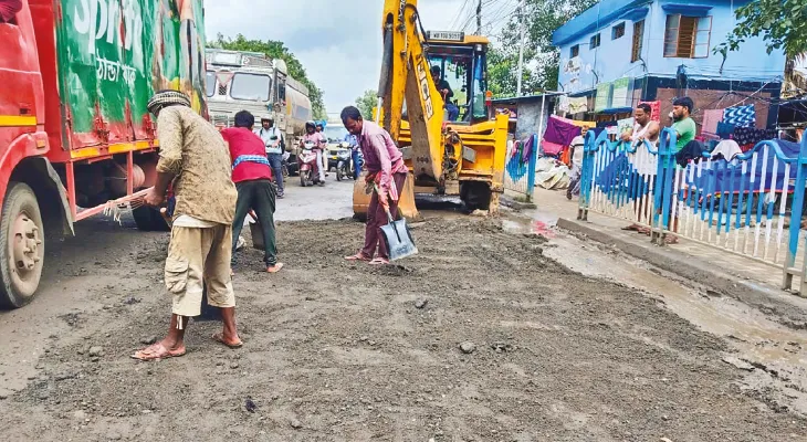 বর্ষা মিটলেই ২৫ কোটি ব্যয়ে মেরামত হবে তারাতলা রোড, আপাতত চলছে গর্ত ভরাটের কাজ