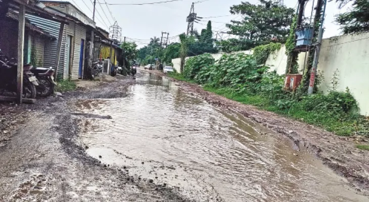 বেহাল রাস্তা নিয়ে নাকাল হাটগাছার মানুষ
