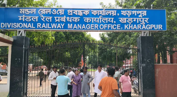 রেল এলাকায় ‘সেফ ড্রাইভ সেফ লাইফে’র ব্যানার খুলে দেওয়ার অভিযোগে খড়্গপুরে ডিআরএম অফিস ঘেরাও তৃণমূলের