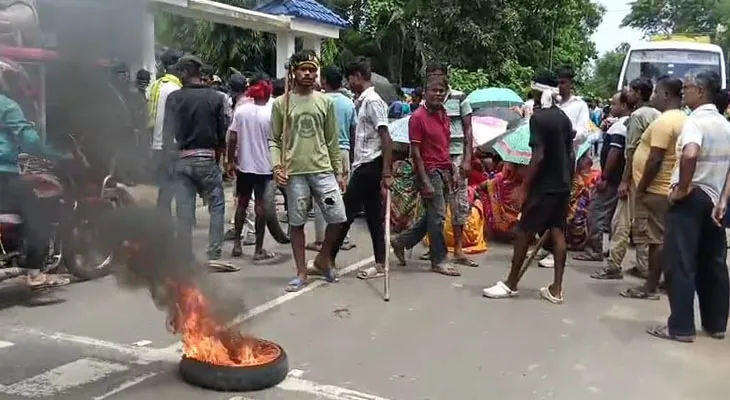 রাস্তা সংস্কারের দাবিতে ডেবরার ষাঁড়পুর লোয়াদা পঞ্চায়েত অফিসের সামনে টায়ার জ্বালিয়ে স্থানীয়দের বিক্ষোভ