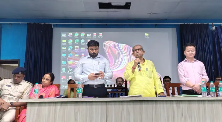 অতি বৃষ্টিতে রাস্তার হাল খারাপ, সবংয়ের বিডিও অফিসে আধিকারিক ও জনপ্রতিনিধিদের নিয়ে বৈঠক করলেন মন্ত্রী মানস ভুঁইয়া