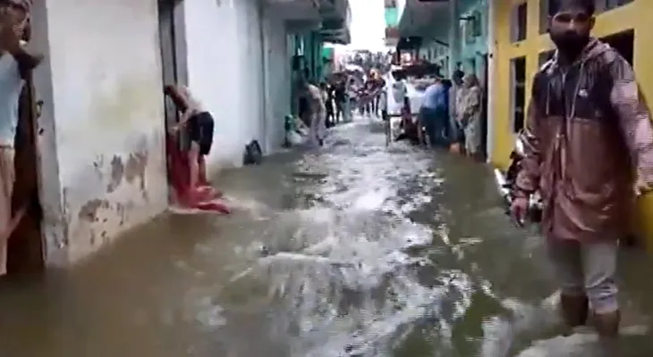 ভারী বৃষ্টির জেরে মধ্যপ্রদেশের ছতরপুরে জলমগ্ন একাধিক এলাকা