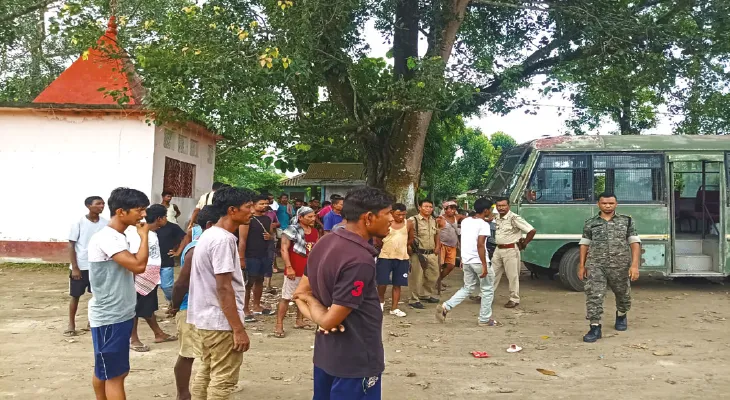দু’গোষ্ঠীর সংঘর্ষে তপ্ত করলাভ্যালি চা বাগান, পুলিসের গাড়ি ভাঙচুর